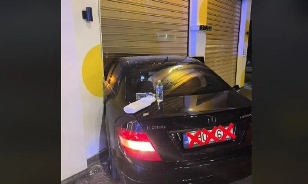 Απίστευτο τροχαίο: Ξημερώματα των Χριστουγέννων αυτοκίνητο "καρφώνεται" σε κατάστημα στη Θεσσαλονίκη (Βίντεο)